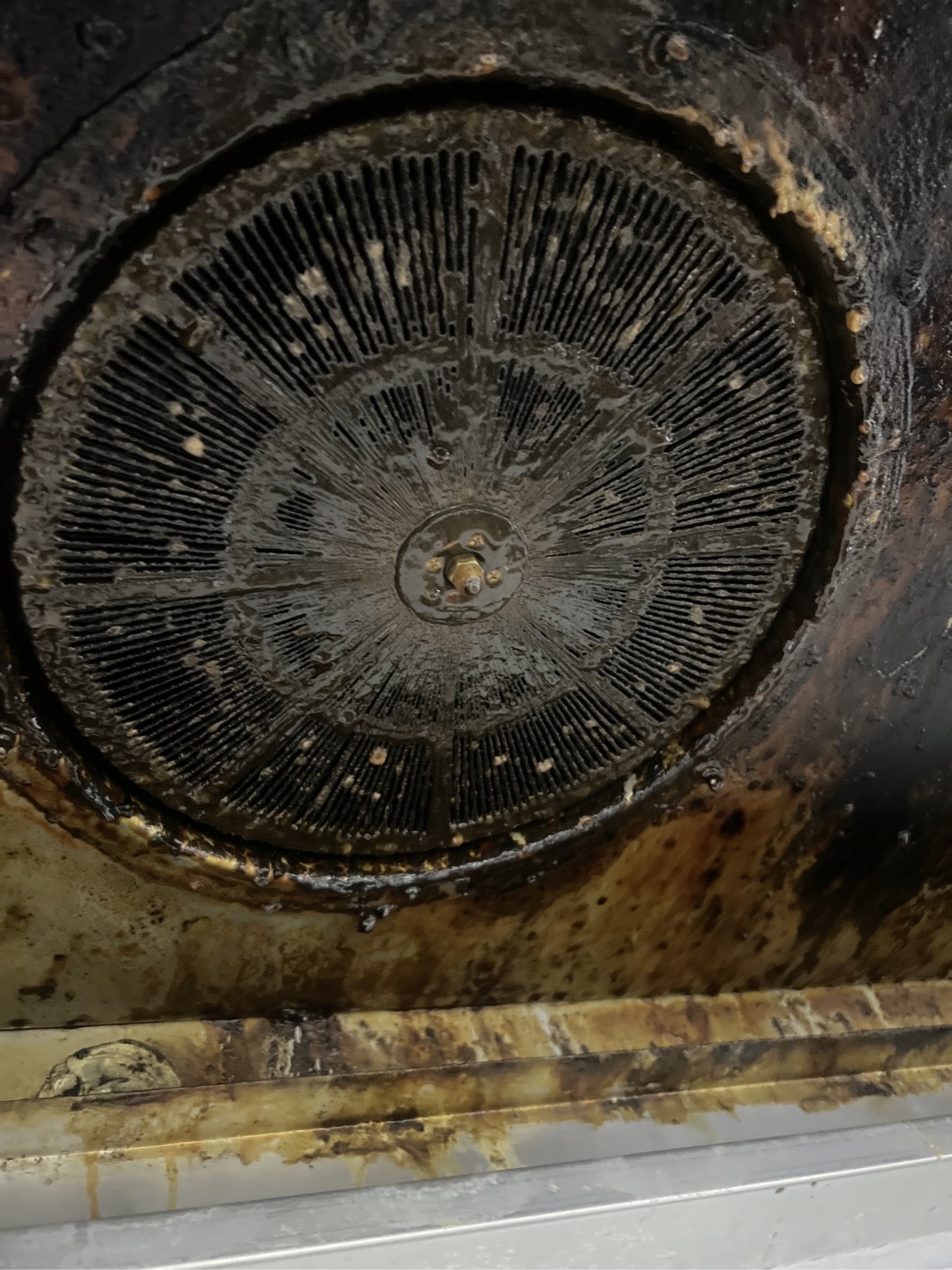 高效大型油烟机清洗，守护家人健康 - 清洗前 - 郑州天得一国家一级资质团队作业实拍