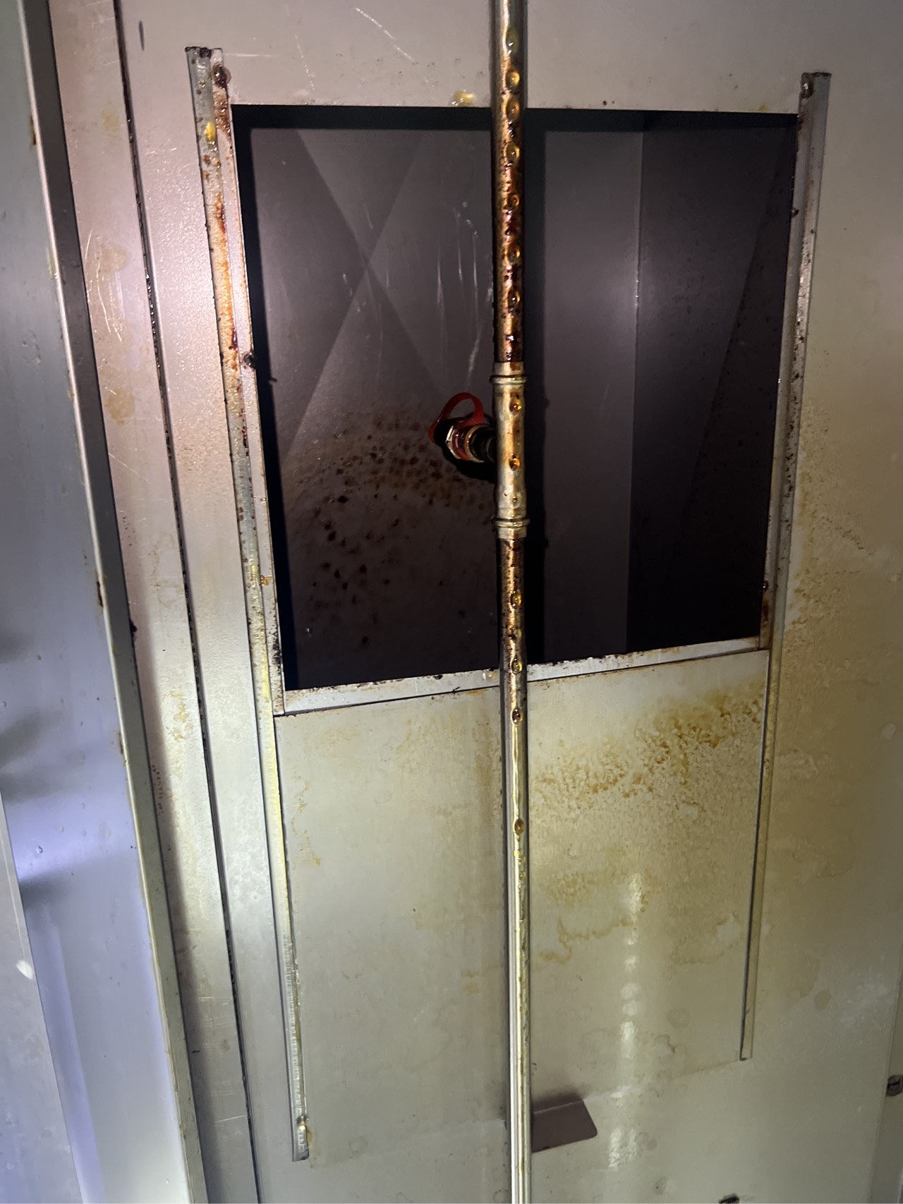 郑东新区酒店油烟机清洗专家，24小时随叫随到。 - 清洗前 - 郑州天得一国家一级资质团队作业实拍