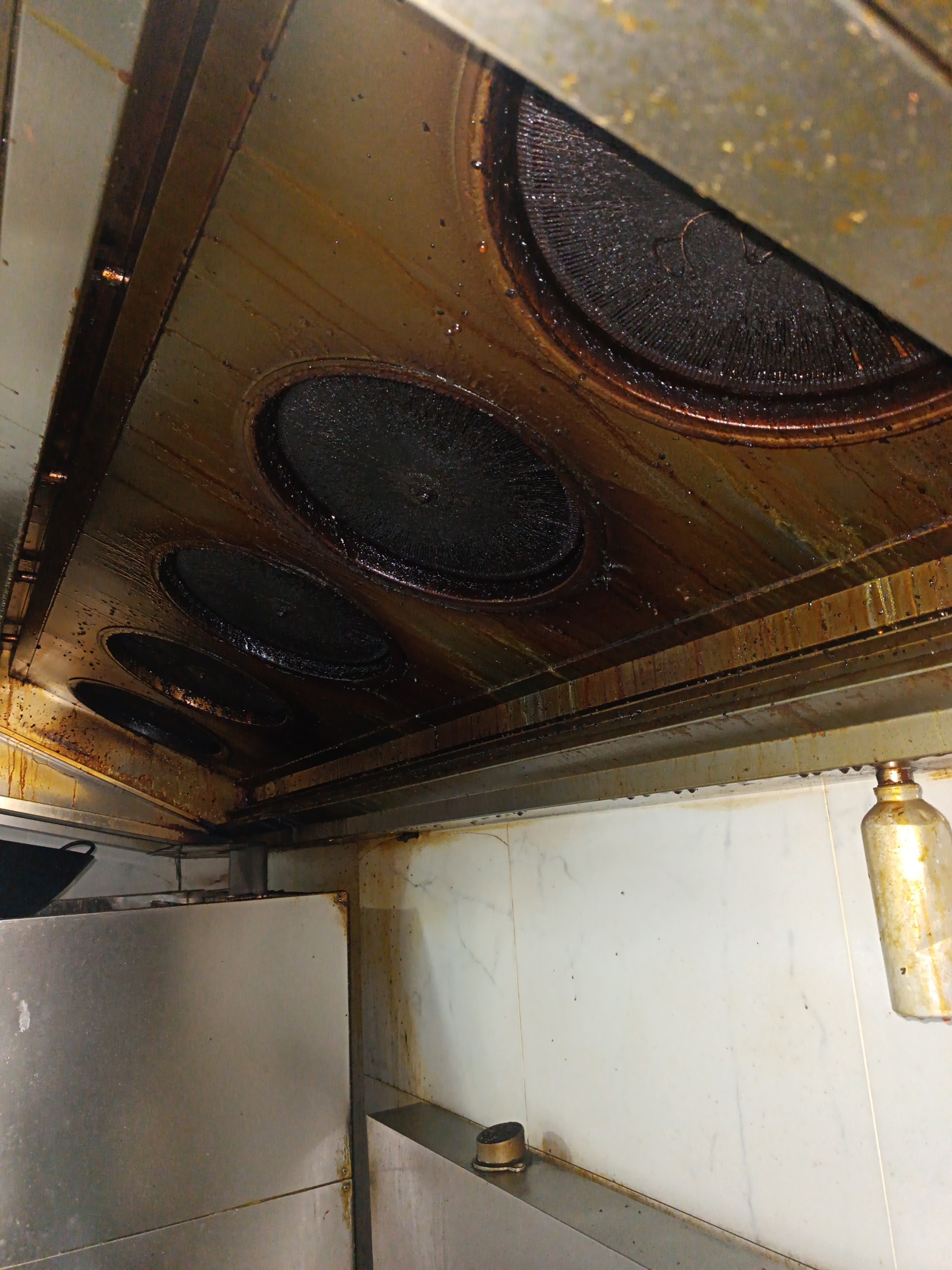 厨房油烟机深度清洁，还原清新厨房空间 - 清洗前 - 郑州天得一国家一级资质团队作业实拍