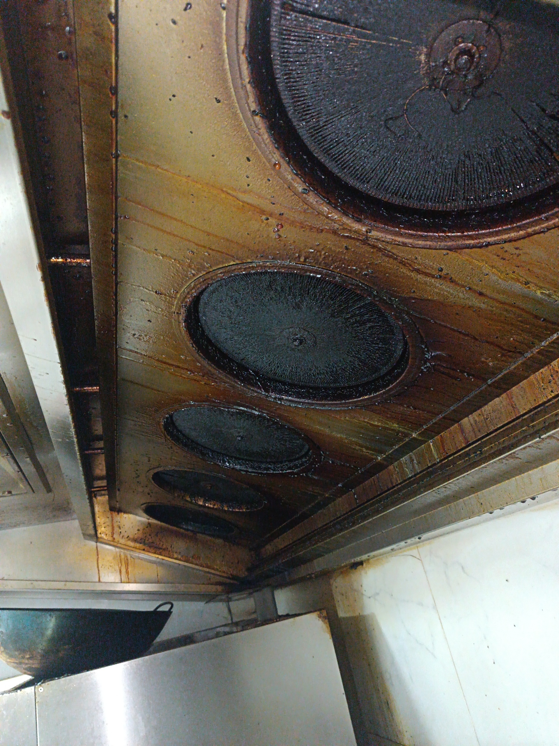 郑州本地推荐：郑州中牟县餐饮店排烟系统定期清洗消防检查要求 - 清洗前 - 郑州天得一国家一级资质团队作业实拍