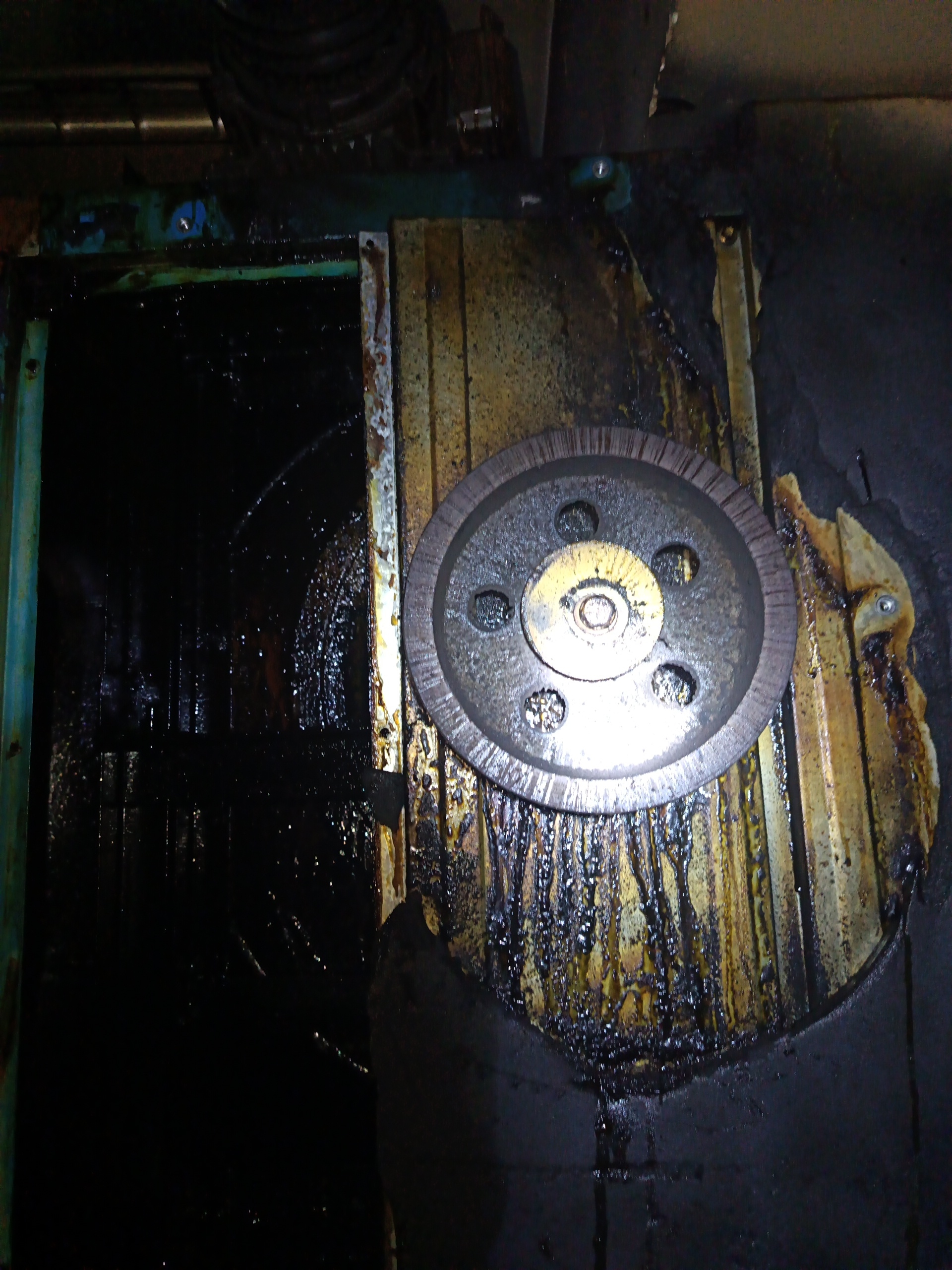 油烟机深度洗护特惠，厨房环境更整洁有序，烹饪时光更清新自然 - 清洗前 - 郑州天得一国家一级资质团队作业实拍