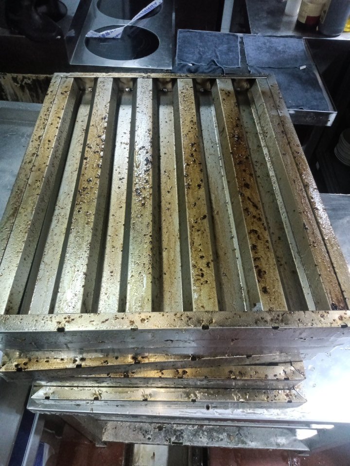 郑州饭店油烟机清洗步骤详解 - 清洗前 - 郑州天得一国家一级资质团队作业实拍