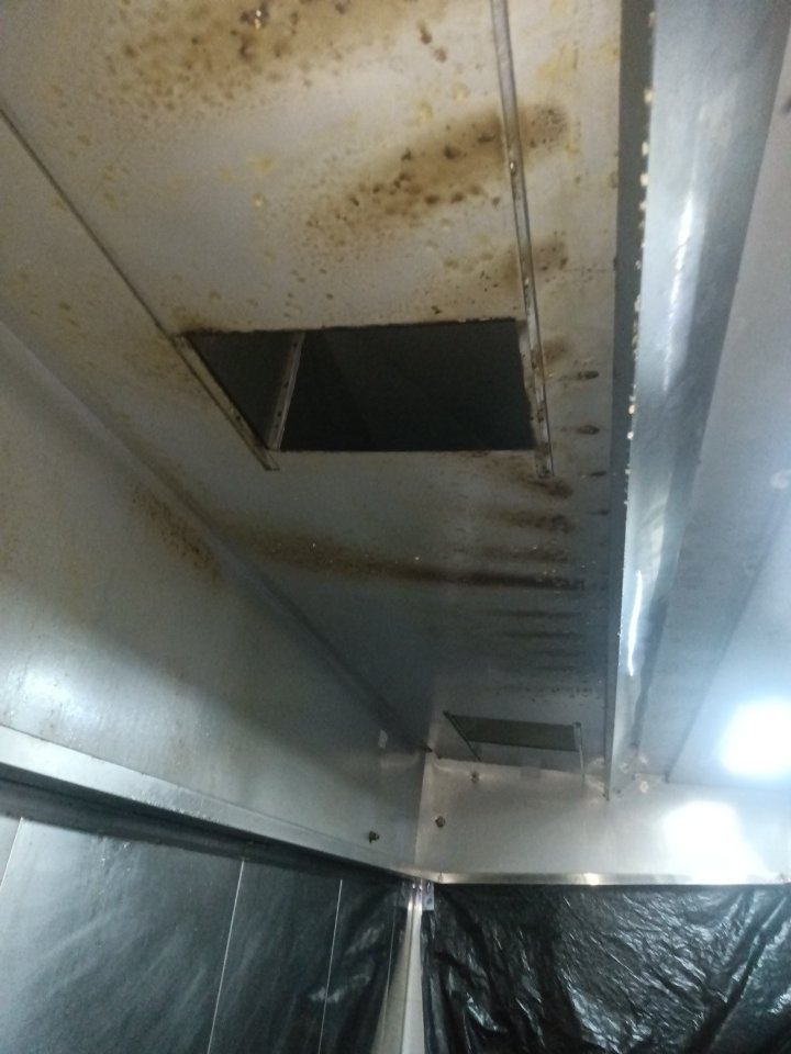 厨房油烟机全面清洗,让烹饪更无忧 - 清洗前 - 郑州天得一国家一级资质团队作业实拍