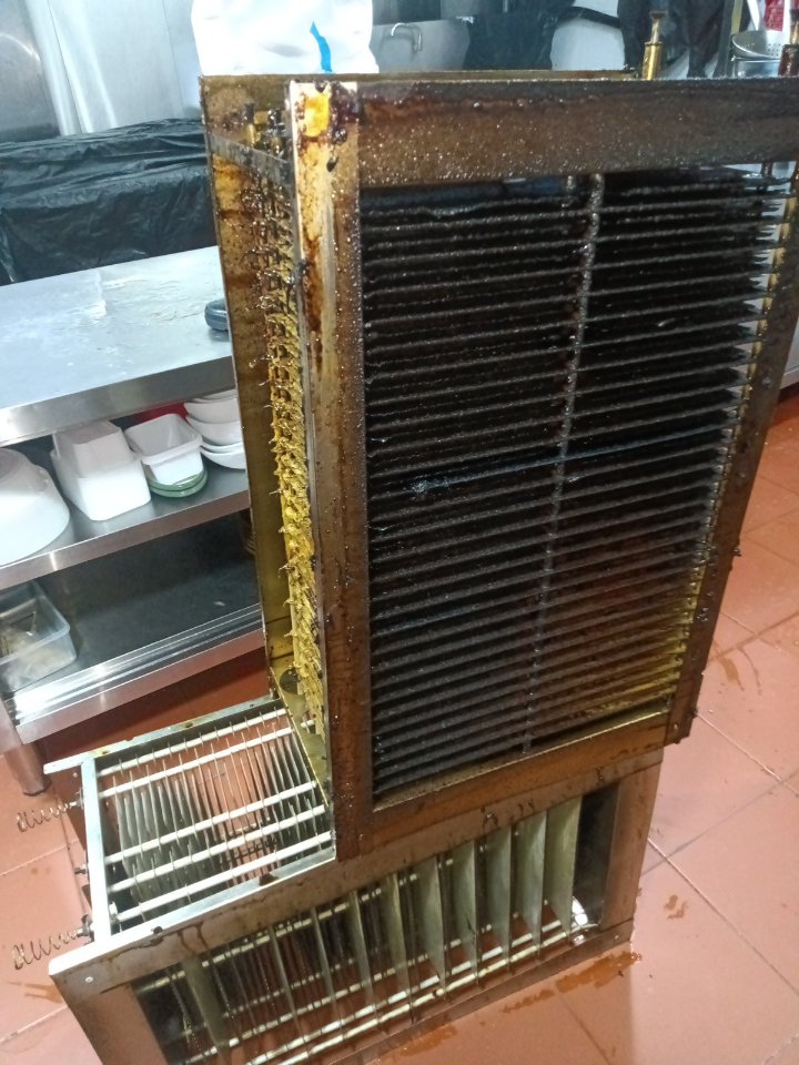 郑州荥阳市商用抽油烟机清洗哪家专业靠谱 - 清洗前 - 郑州天得一国家一级资质团队作业实拍