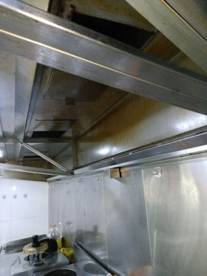 油烟机清洗专家，为您厨房定制专属清新方案 - 清洗前 - 郑州天得一国家一级资质团队作业实拍