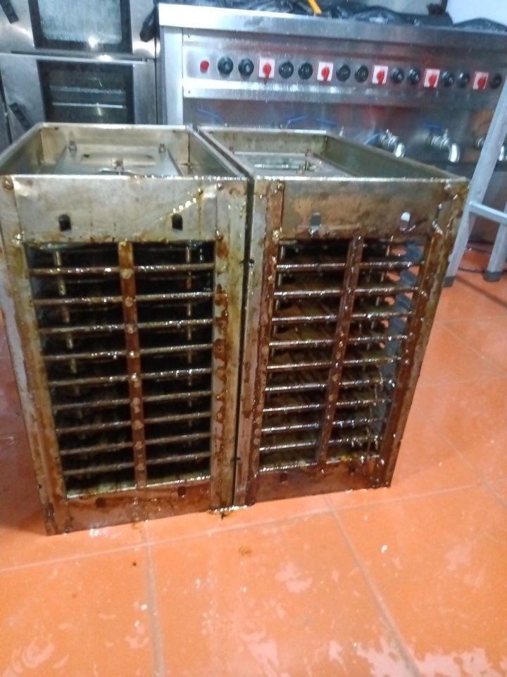 大型油烟机专业清洗，厨房洁净如新 - 清洗前 - 郑州天得一国家一级资质团队作业实拍