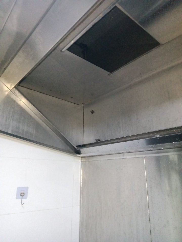 油烟机清洗+优化，提升厨房效率 - 清洗前 - 郑州天得一国家一级资质团队作业实拍