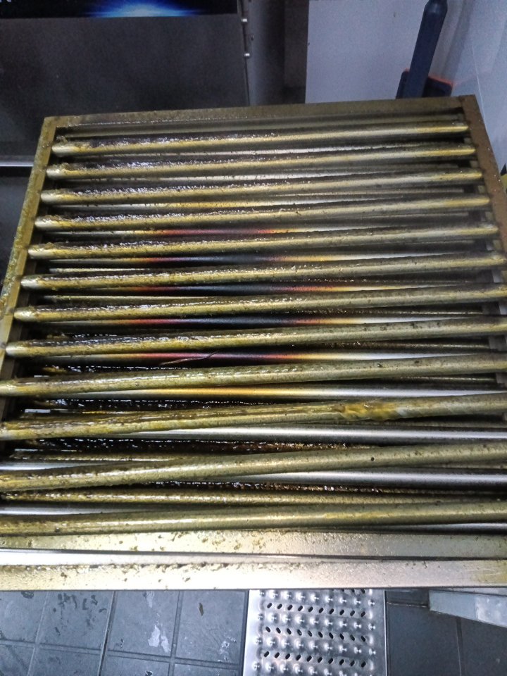 郑州本地推荐：郑州二七区商用抽油烟机清洗哪家专业靠谱 - 清洗前 - 郑州天得一国家一级资质团队作业实拍