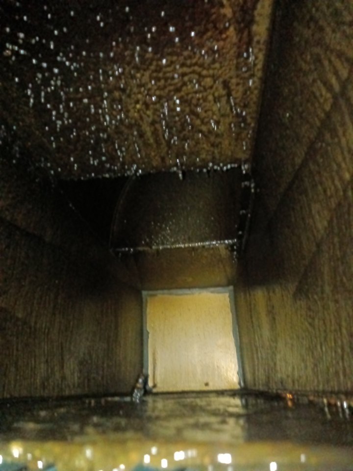 平顶山烧烤店离心风机清洗清洗方案 - 清洗前 - 郑州天得一国家一级资质团队作业实拍