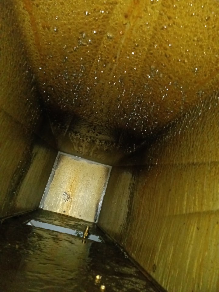 郑州中牟县学校食堂油烟管道清洗及净化器维保 - 清洗前 - 郑州天得一国家一级资质团队作业实拍