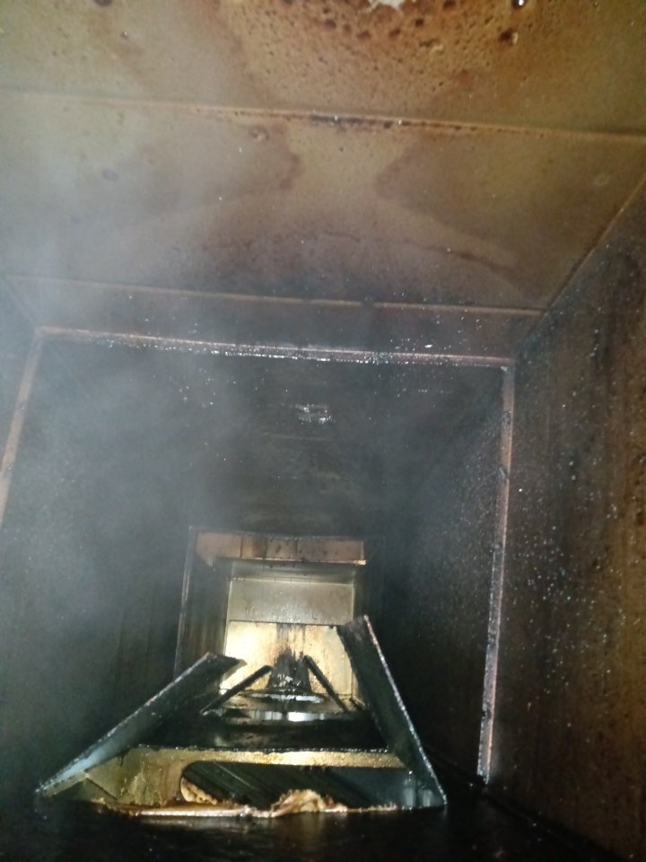 油烟机清洗专家,为您厨房定制清新生活方案 - 清洗前 - 郑州天得一国家一级资质团队作业实拍