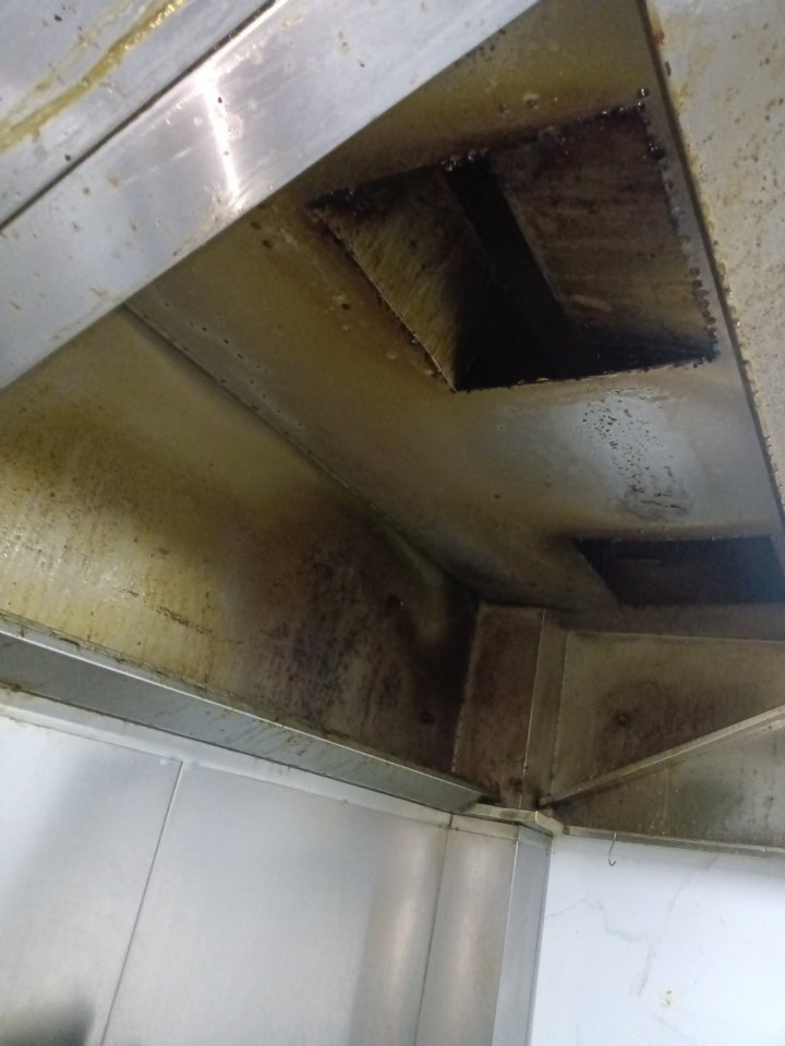 天得一商用厨房油烟设备清洗现场图2，参考陵水黎族自治商用厨房后厨清洗场景