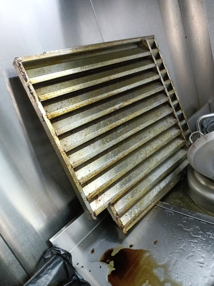 郑州郑东新区商用厨房油烟监控平台数据达标清洗方案 - 清洗前 - 郑州天得一国家一级资质团队作业实拍