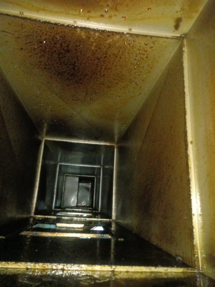 高效油烟机清洗，还原厨房清新空气 - 清洗前 - 郑州天得一国家一级资质团队作业实拍