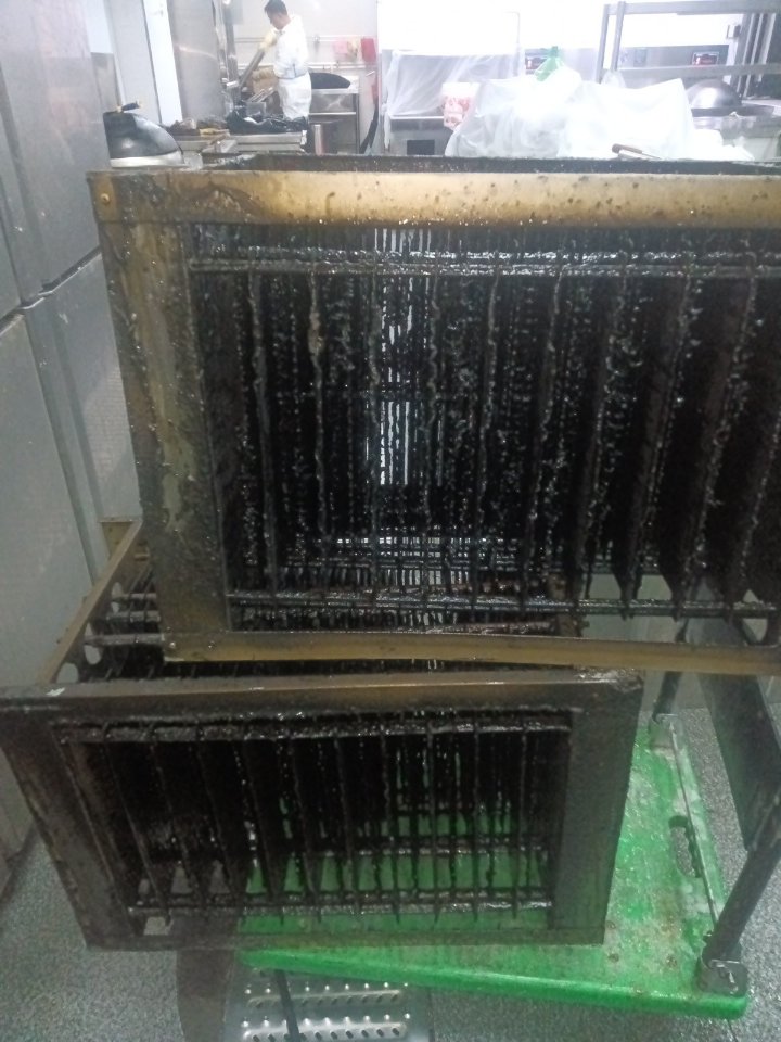济源商用油烟机清洗标准流程是什么 - 清洗前 - 郑州天得一国家一级资质团队作业实拍