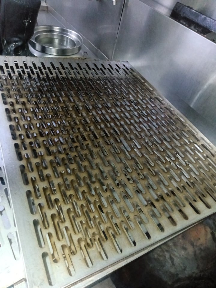 高效清洗大型油烟机,告别厨房油腻 - 清洗前 - 郑州天得一国家一级资质团队作业实拍