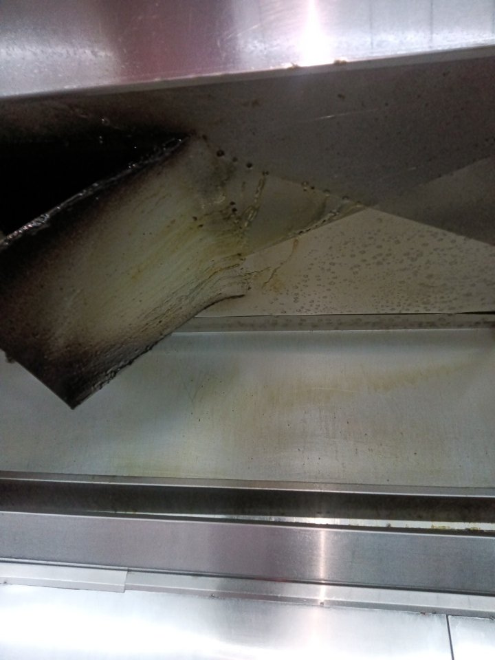 油烟机清洗+保养,延长设备使用寿命 - 清洗前 - 郑州天得一国家一级资质团队作业实拍