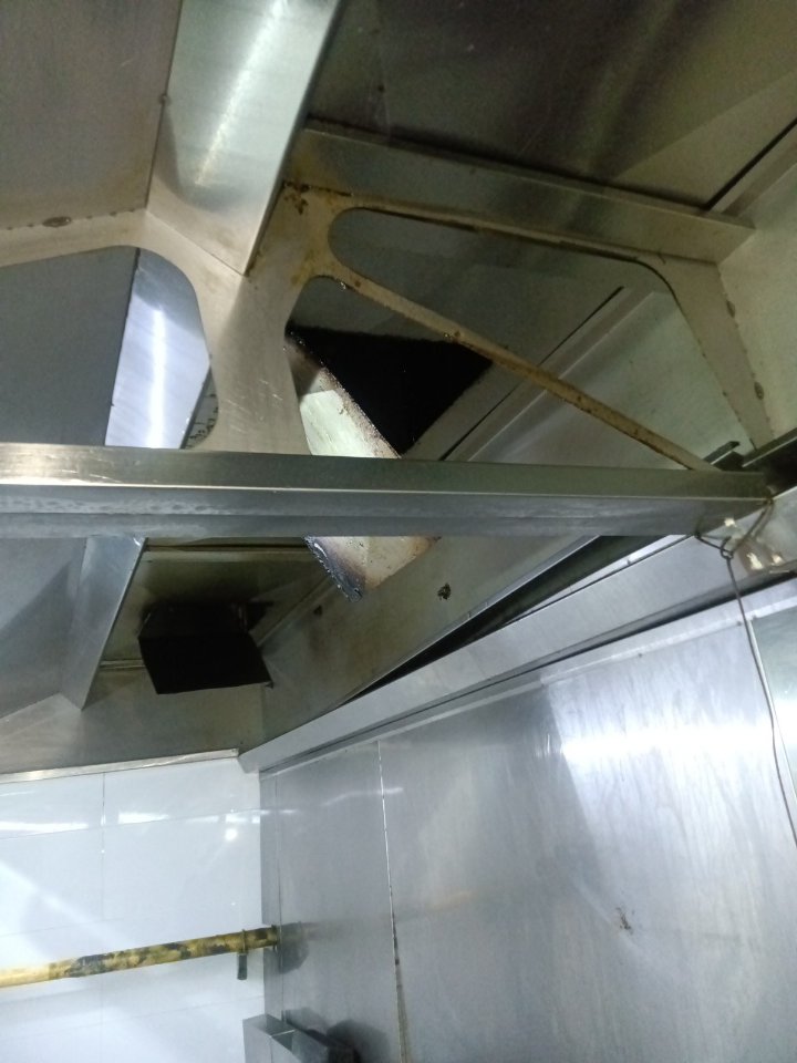 上门一站式油烟机清洗，便捷又高效 - 清洗前 - 郑州天得一国家一级资质团队作业实拍