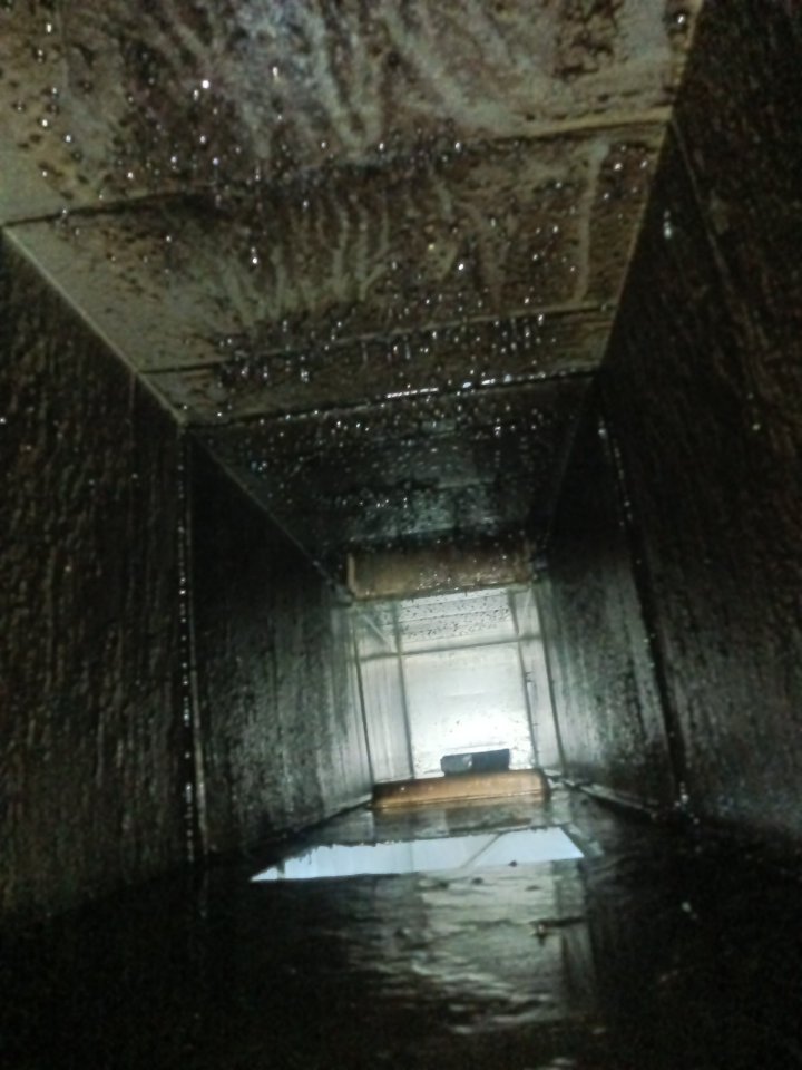 信阳快餐店排烟系统清洗哪家好 - 清洗前 - 郑州天得一国家一级资质团队作业实拍