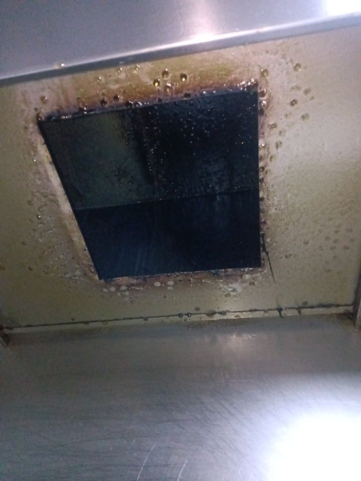 郑州高新区餐厅厨房排烟管道清洗收费标准 - 清洗前 - 郑州天得一国家一级资质团队作业实拍