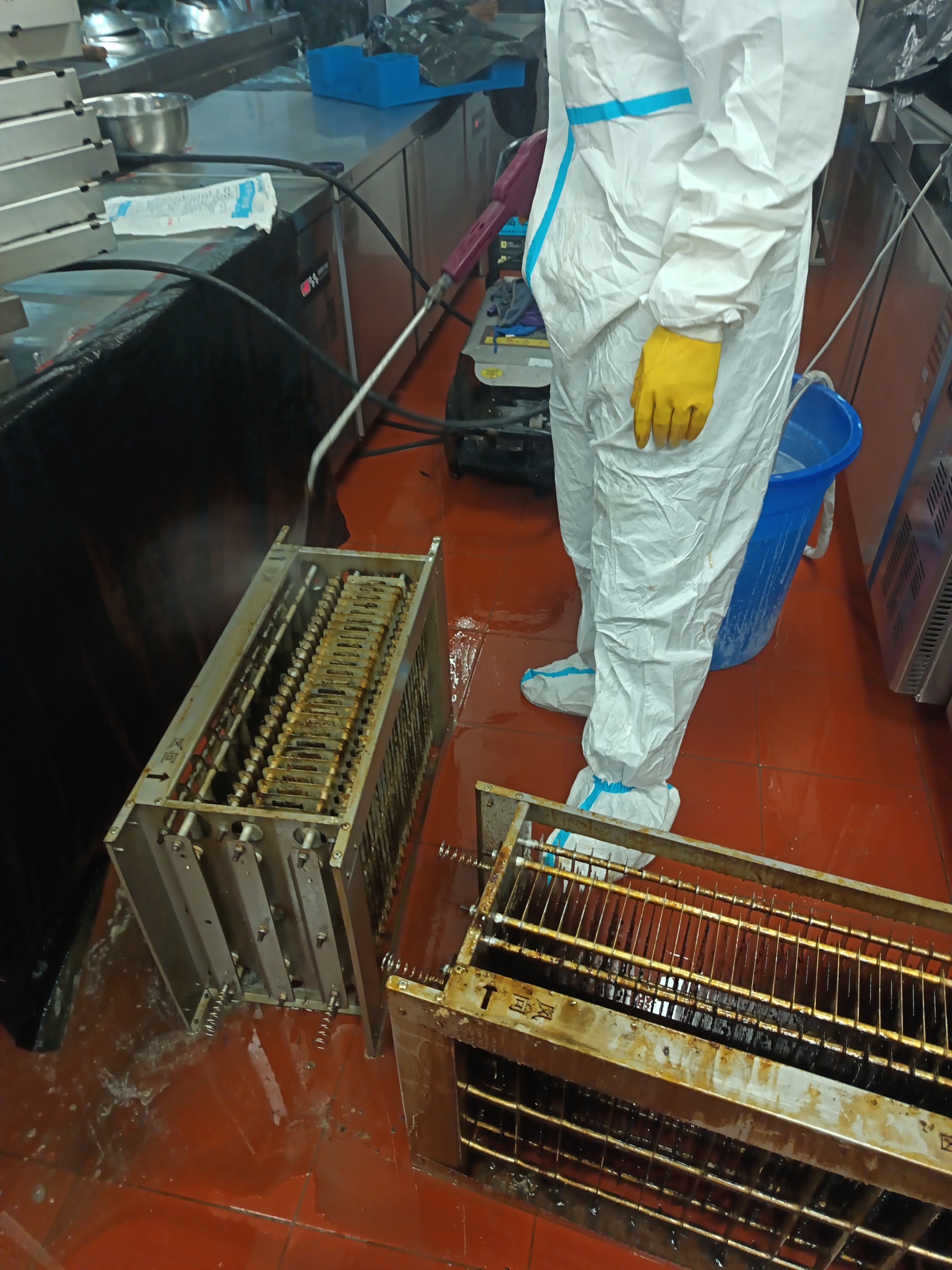 郑州金水区油烟净化器清洗维保公司推荐 - 清洗前 - 郑州天得一国家一级资质团队作业实拍