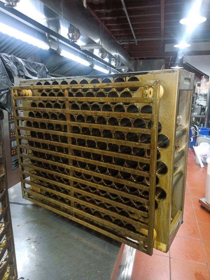 郑州油烟机清洗服务：快速上门，清洗视频实拍展示。 - 清洗前 - 郑州天得一国家一级资质团队作业实拍