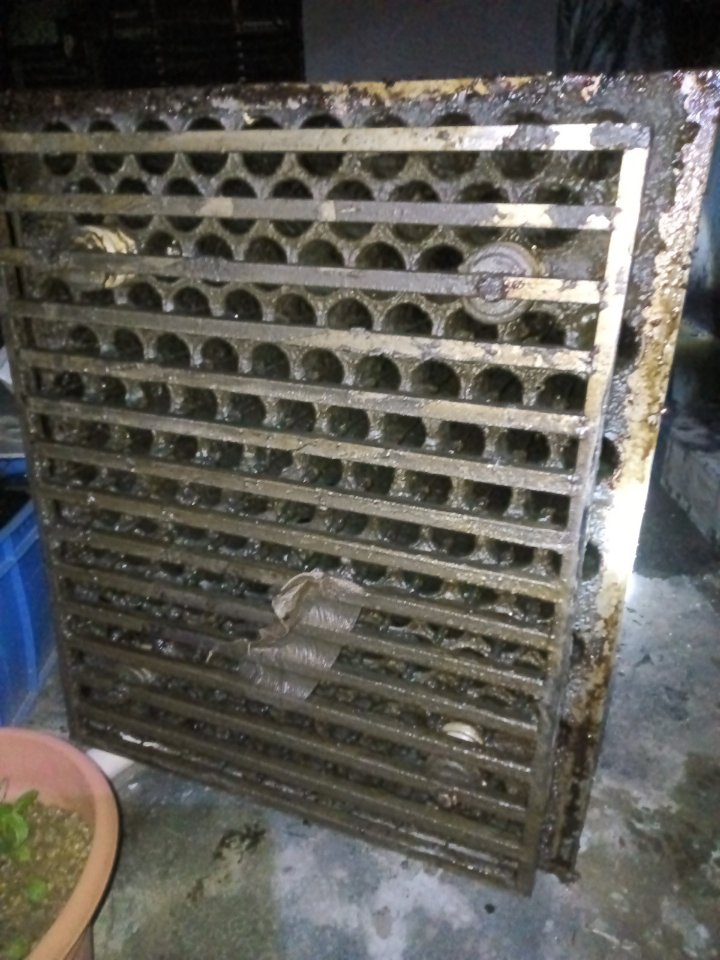 郑州本地推荐：郑州二七区商用厨房油烟监控平台数据达标清洗方案 - 清洗前 - 郑州天得一国家一级资质团队作业实拍