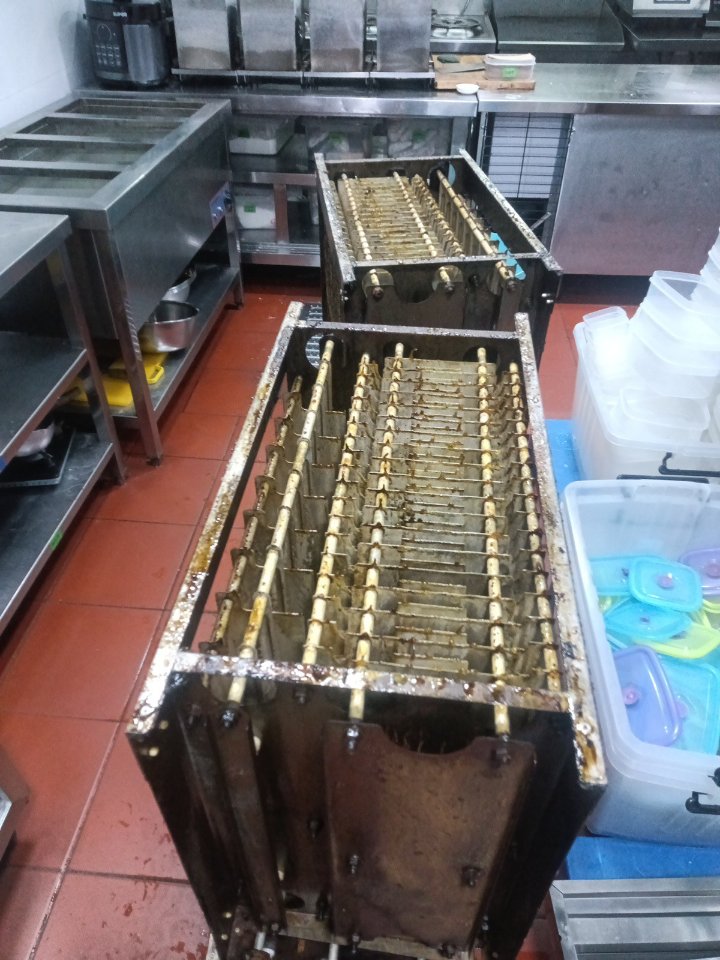 鹤壁商用油烟机清理价格，透明收费无隐形消费。 - 清洗前 - 郑州天得一国家一级资质团队作业实拍