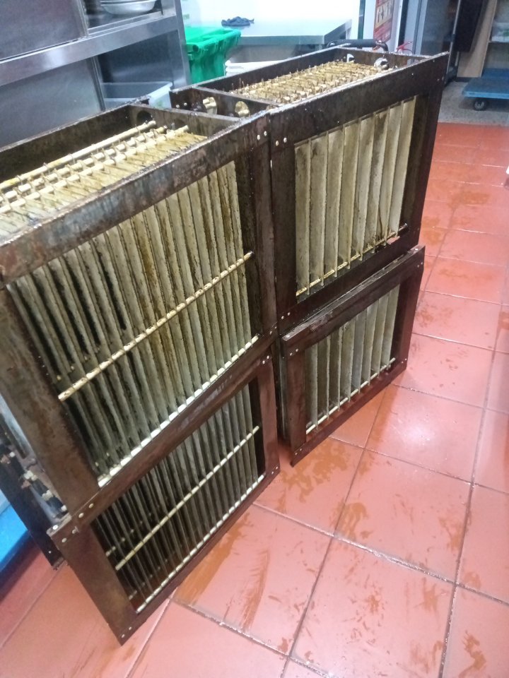 天得一商用厨房油烟设备清洗现场图3，参考门头沟商用厨房后厨清洗场景
