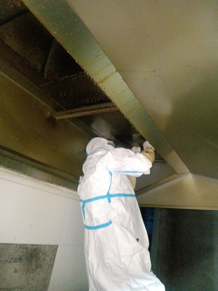 金水区商用油烟机清理服务，24小时极速上门，清洗彻底。 - 清洗前 - 郑州天得一国家一级资质团队作业实拍