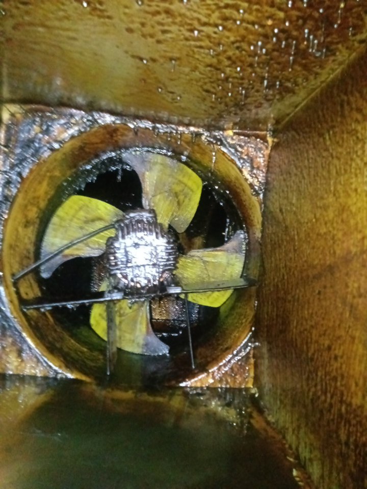 清洗大型油烟机，厨房环境更优雅舒适 - 清洗前 - 郑州天得一国家一级资质团队作业实拍