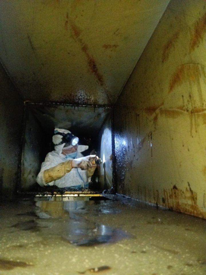 专业油烟机深度清洗,让厨房焕然一新 - 清洗前 - 郑州天得一国家一级资质团队作业实拍