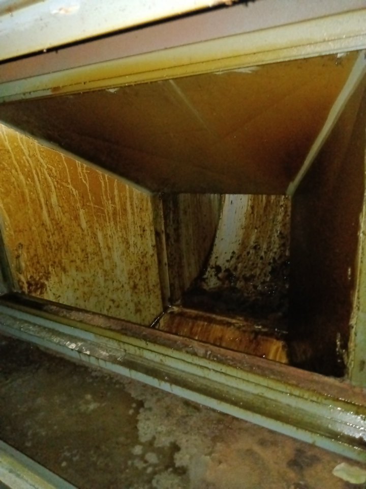 厨房油烟机全面焕新,烹饪时光更清新 - 清洗前 - 郑州天得一国家一级资质团队作业实拍