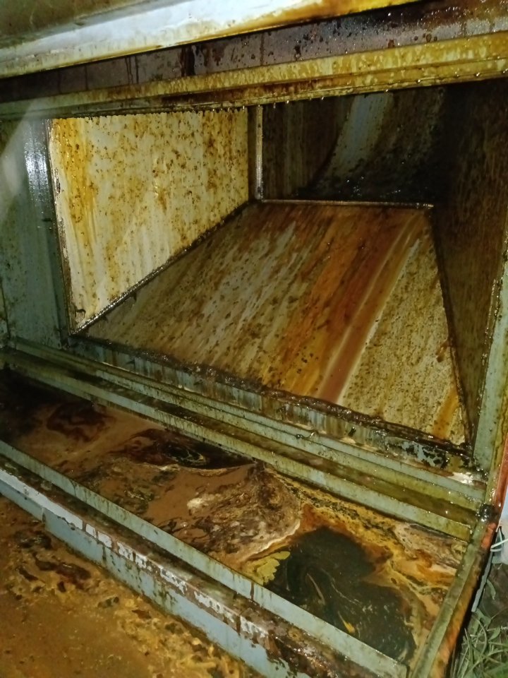 专业油烟机清洗，厨房的清新卫士，为您的健康烹饪保驾护航 - 清洗前 - 郑州天得一国家一级资质团队作业实拍