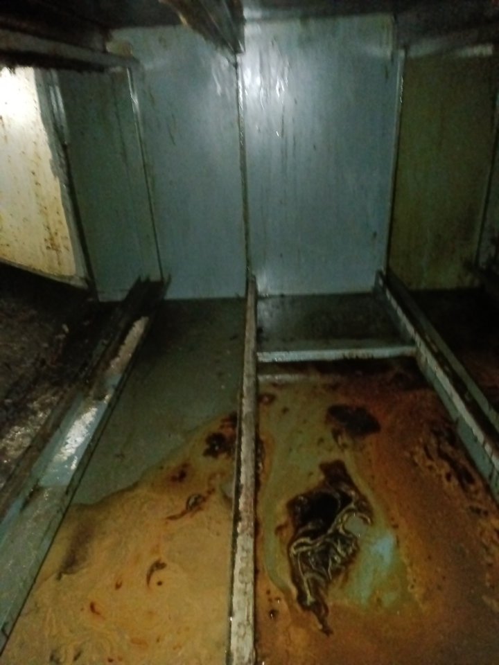 天得一商用厨房油烟设备清洗现场图2，参考铜仁工厂食堂后厨清洗场景