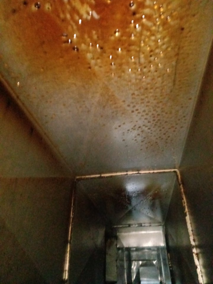 郑州郑东新区天得一机器人清洗排油烟系统优势 - 清洗前 - 郑州天得一国家一级资质团队作业实拍