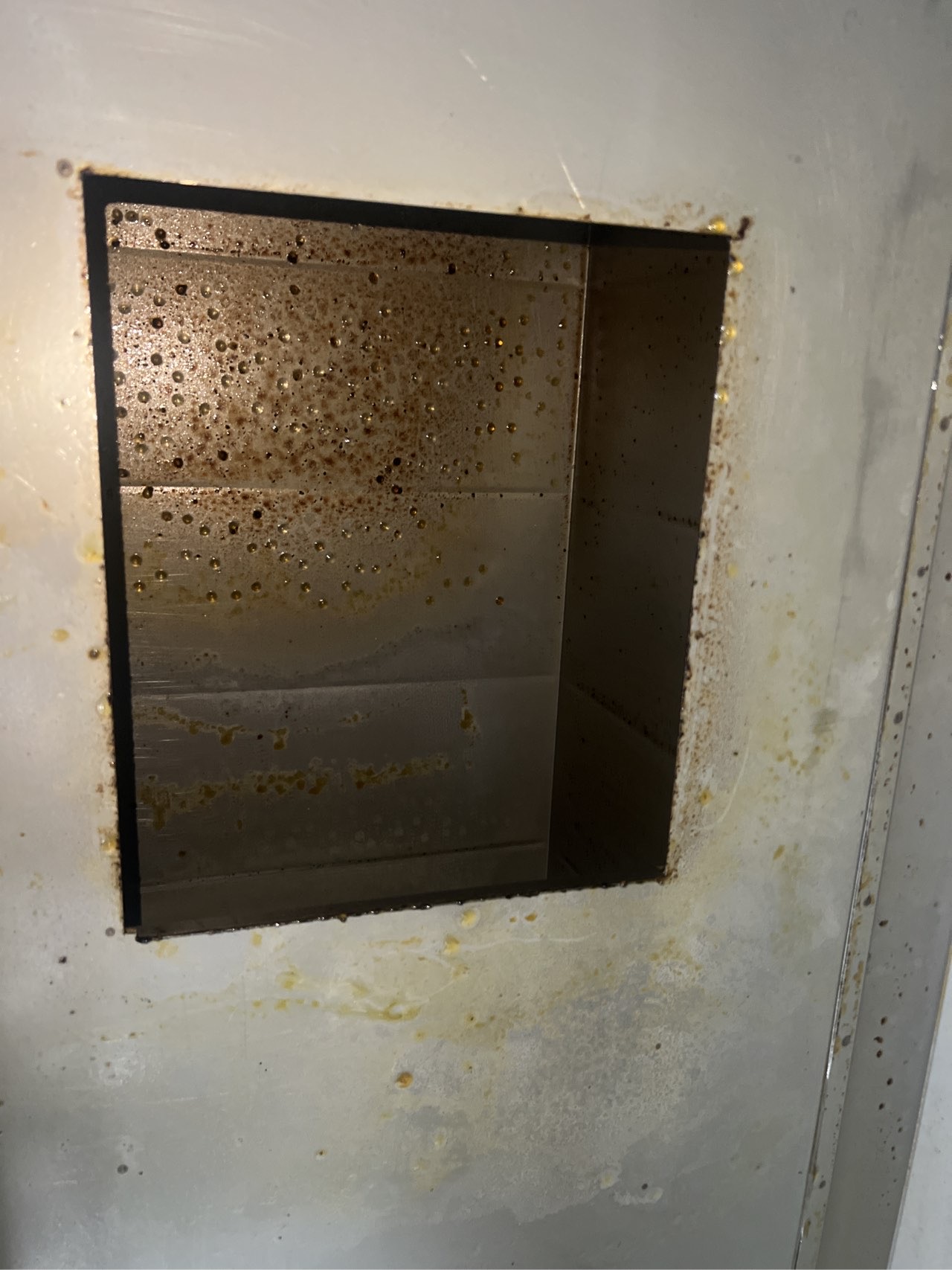 油烟机深度清洁特惠，厨房生活更精彩 - 清洗前 - 郑州天得一国家一级资质团队作业实拍