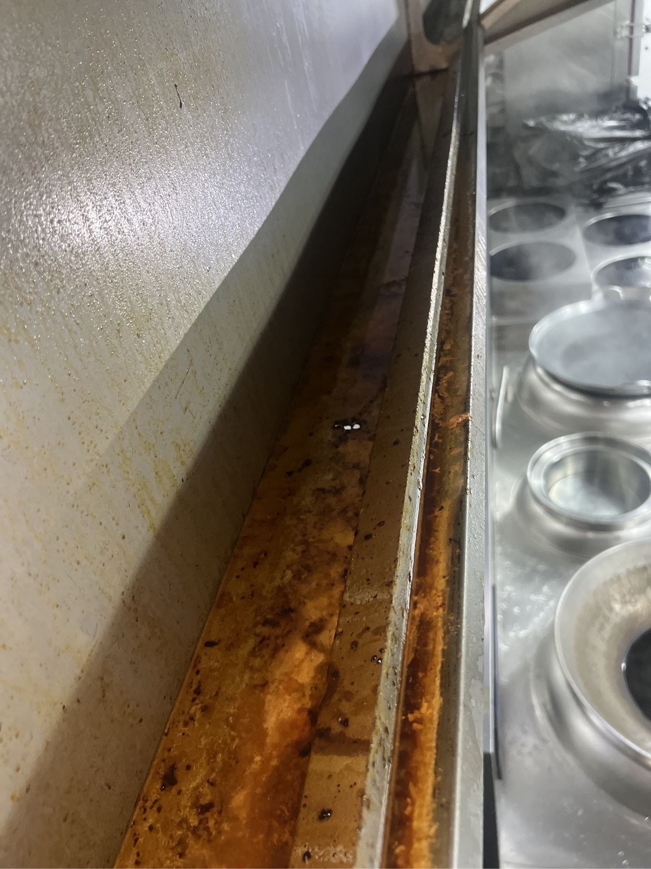 郑州上街区本地正规的排烟罩油垢清洗服务商（2026专业版指南） - 清洗前 - 郑州天得一国家一级资质团队作业实拍