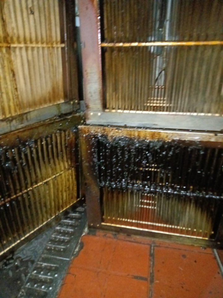 清洗大型油烟机,还原厨房清新空间 - 清洗前 - 郑州天得一国家一级资质团队作业实拍