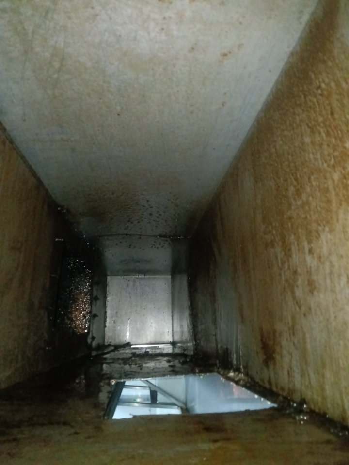 郑州中原区餐厅厨房排烟管道清洗收费标准 - 清洗前 - 郑州天得一国家一级资质团队作业实拍