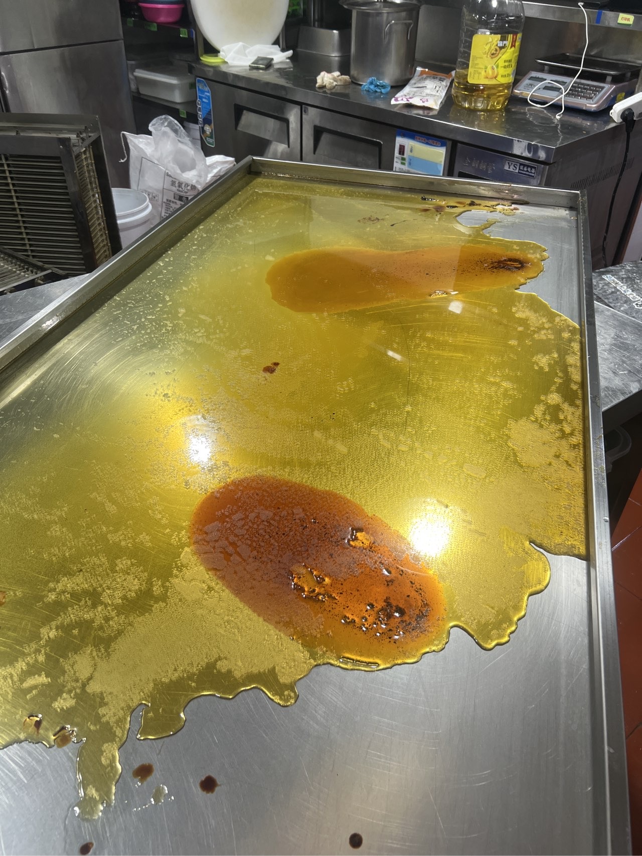 深度油烟机清洗，厨房空气更清新 - 清洗前 - 郑州天得一国家一级资质团队作业实拍