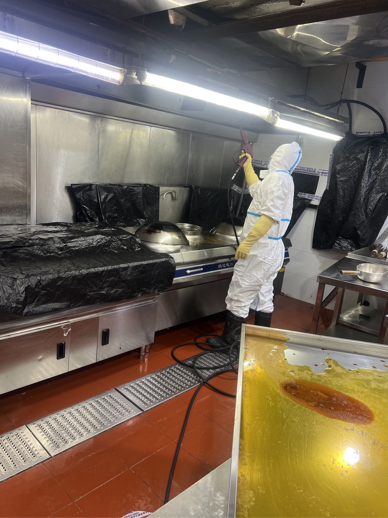 专业油烟机清洗,厨房的清新卫士,烹饪更健康、更快乐 - 清洗前 - 郑州天得一国家一级资质团队作业实拍