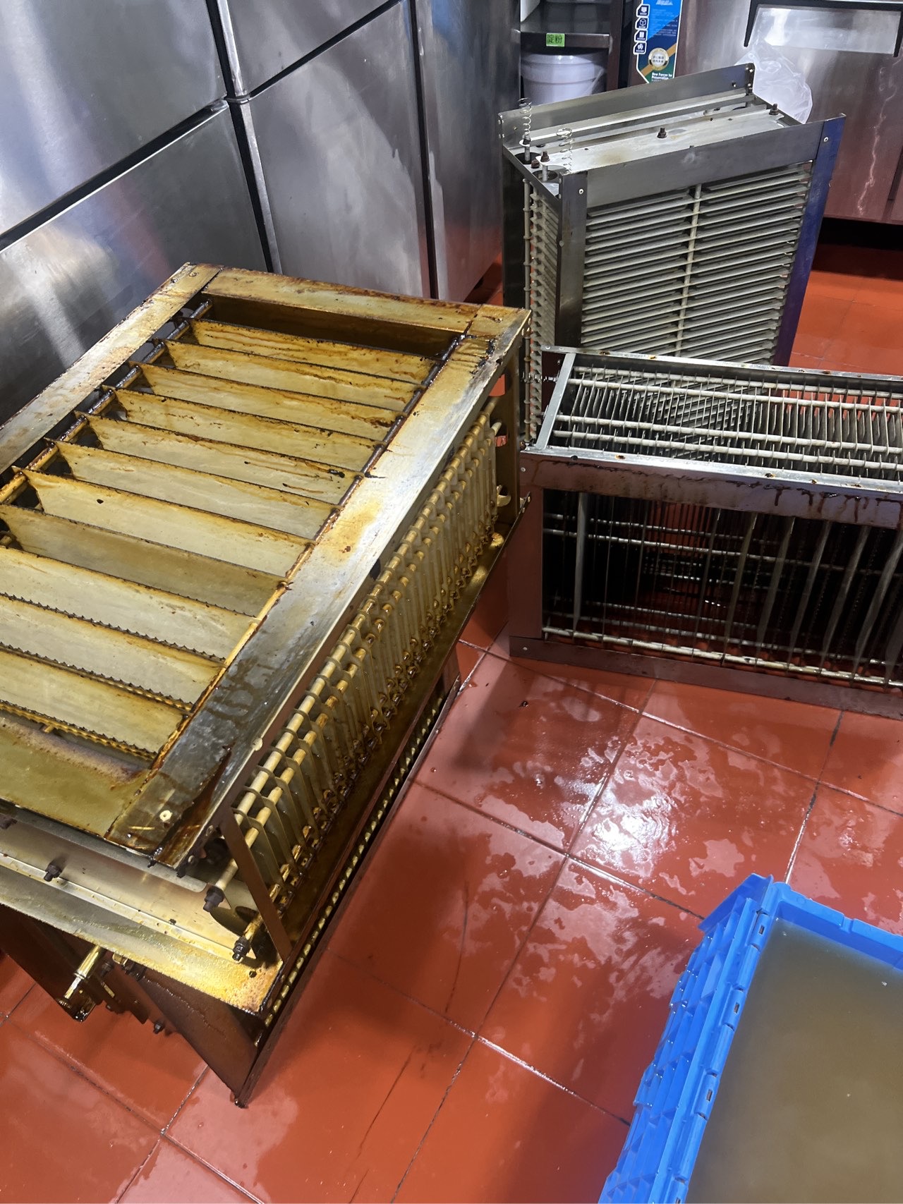 高效油烟机清洗，厨房环境更宜人 - 清洗前 - 郑州天得一国家一级资质团队作业实拍