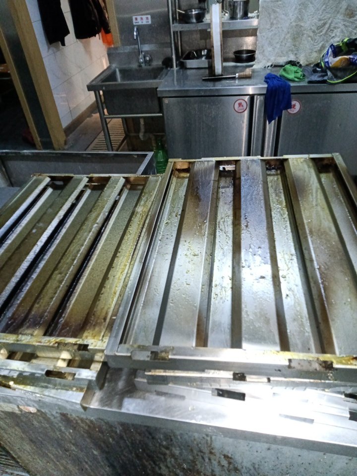 郑州上街区附近哪里有专业的油烟机清洗公司 - 清洗前 - 郑州天得一国家一级资质团队作业实拍