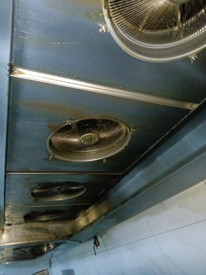 油烟机清洗专家团队，为您的厨房定制服务 - 清洗前 - 郑州天得一国家一级资质团队作业实拍