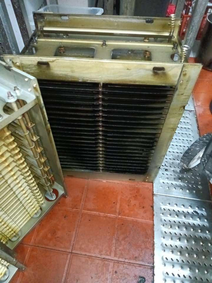 油烟机专业净洗,厨房空气再升级 - 清洗前 - 郑州天得一国家一级资质团队作业实拍