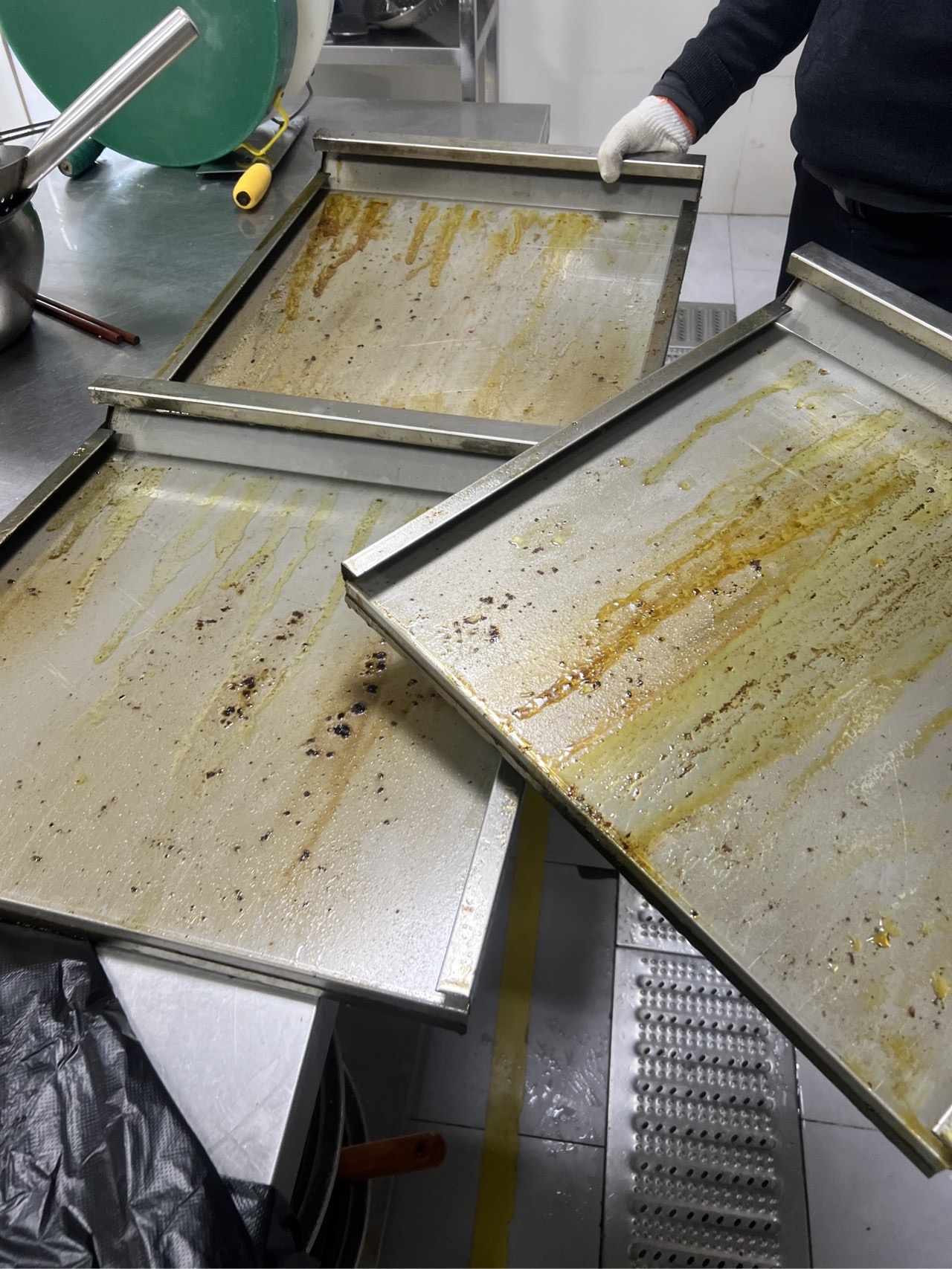 油烟机清洗特惠季，厨房洁净如新，清新生活从此刻绽放光彩 - 清洗前 - 郑州天得一国家一级资质团队作业实拍