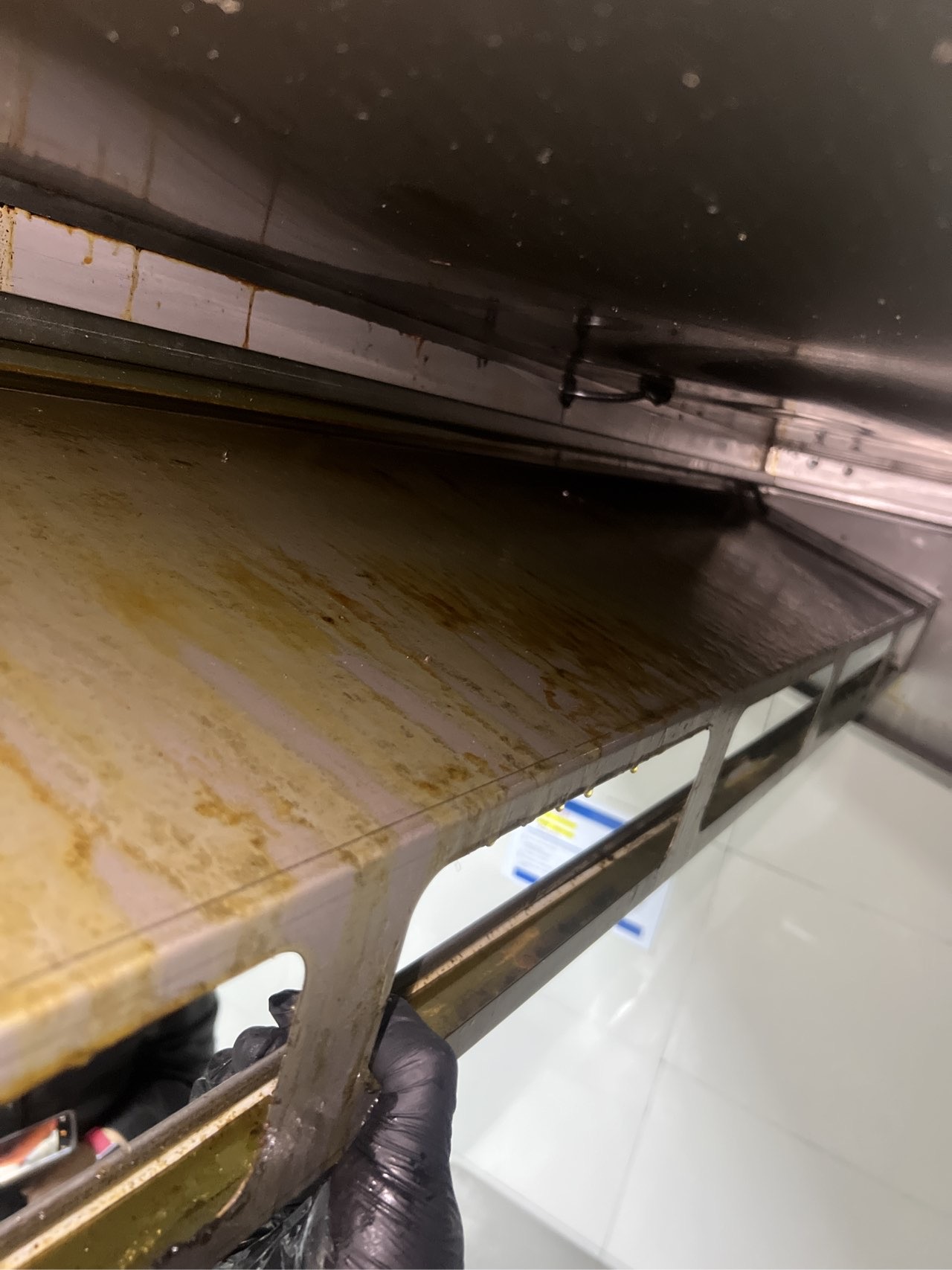 油烟机清洗特惠风暴，厨房清新升级，烹饪时光更优雅 - 清洗前 - 郑州天得一国家一级资质团队作业实拍