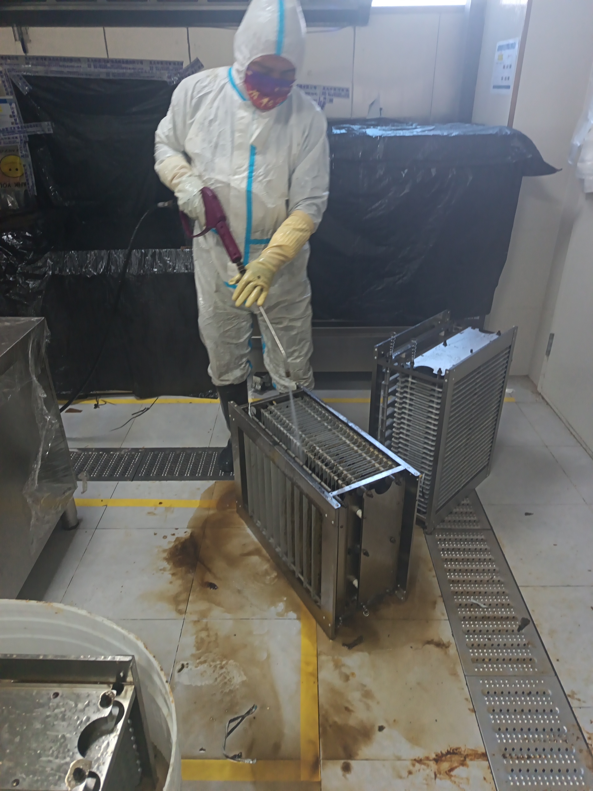 驻马店餐厅厨房油烟机清洗操作流程 - 清洗前 - 郑州天得一国家一级资质团队作业实拍