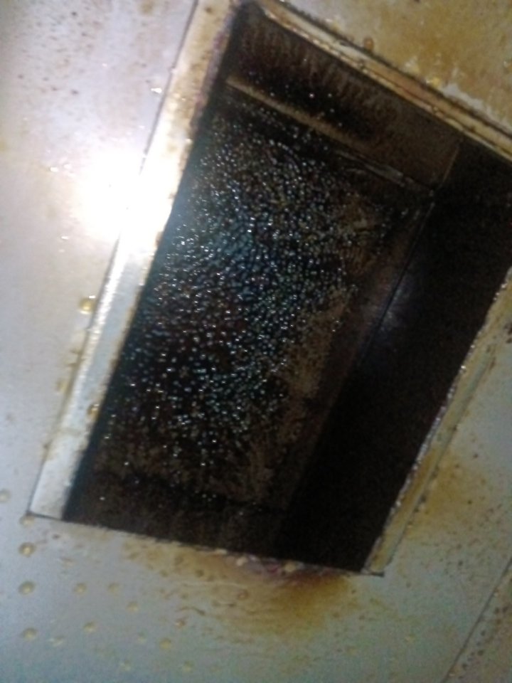 郑州本地推荐：郑州商用油烟机清理快速上门，不耽误饭店营业。 - 清洗前 - 郑州天得一国家一级资质团队作业实拍